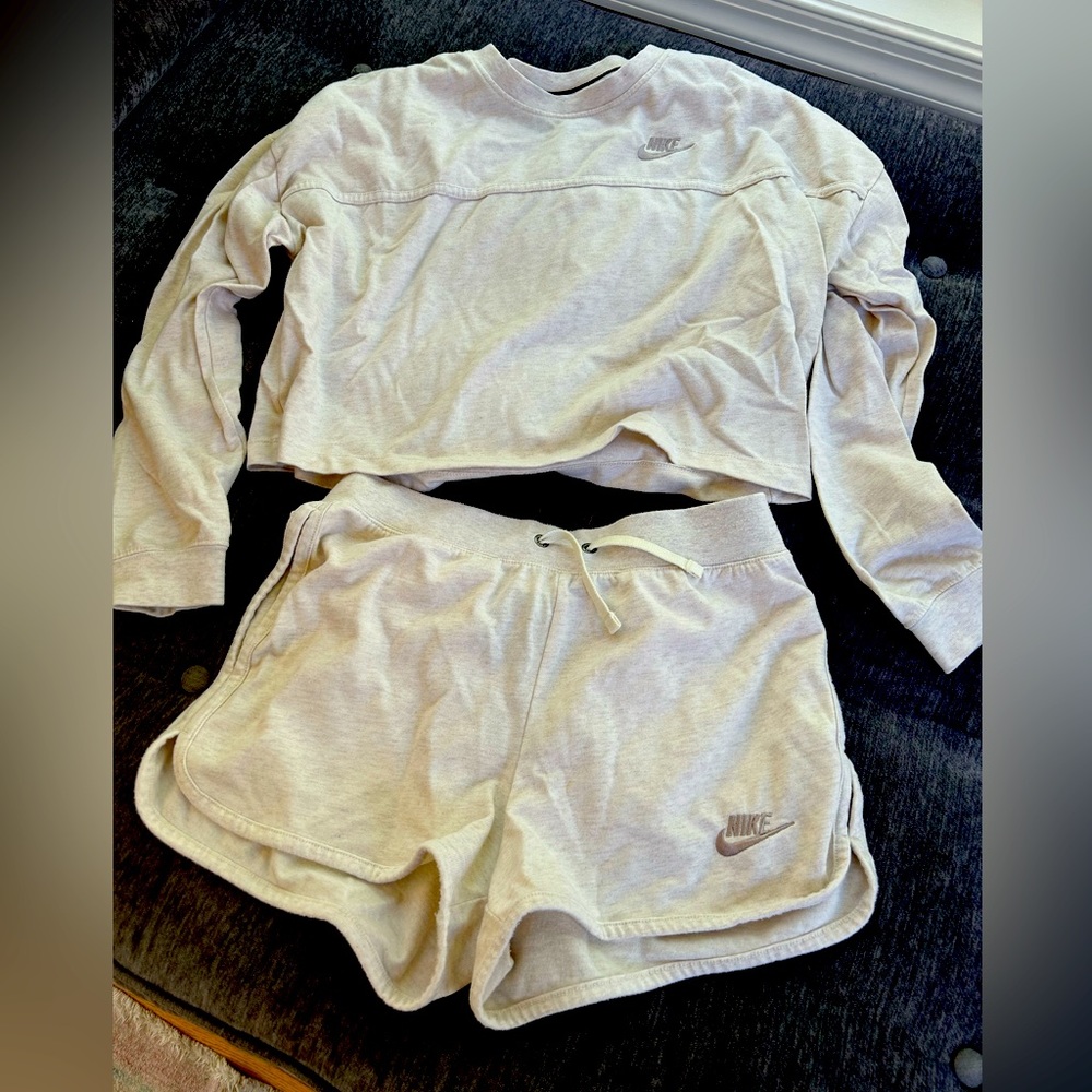 Nike Women’s short set